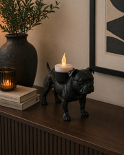 Matte zwarte American Bully waxinelichthouder met LED-waxinelichtje op donker houten kastje met sfeervolle decoratie.